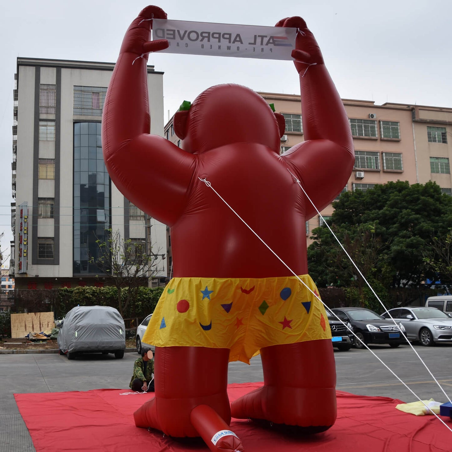 KeepFuns Giant inflatable gorilla model, used car dealer promotional model, creative and eye-catching event props