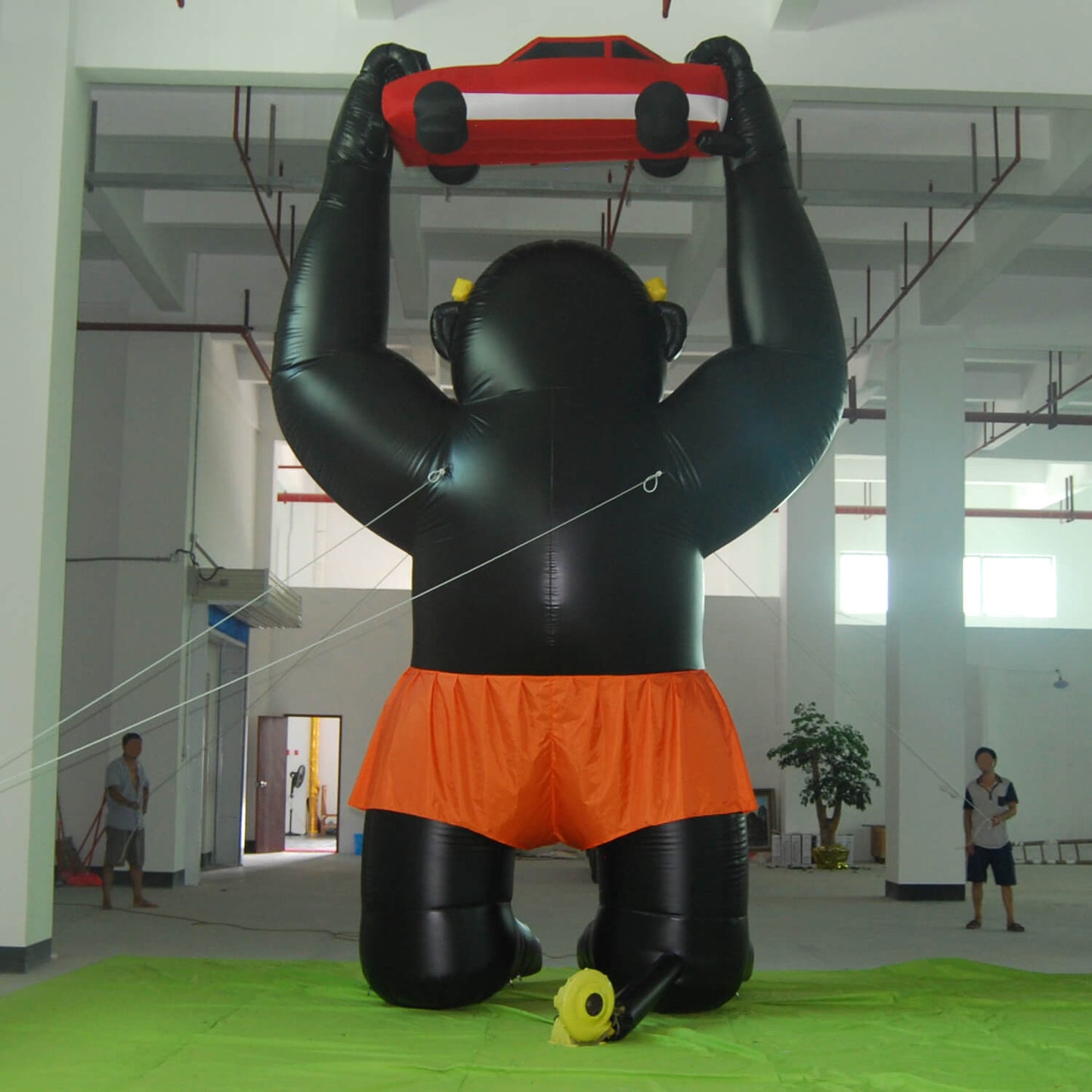 KeepFuns Giant inflatable gorilla model, eye-catching prop for car dealerships, outdoor advertising